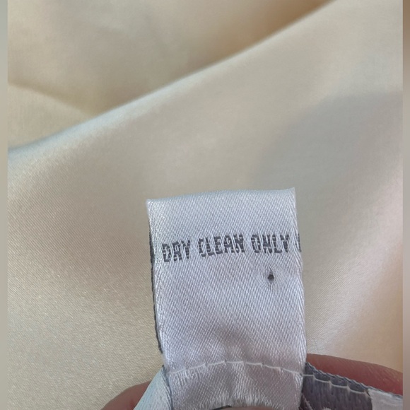 LORD & TAYLOR s14 cream 💯silk charmeuse blouse Looks new! Likely vintage - Picture 4 of 4